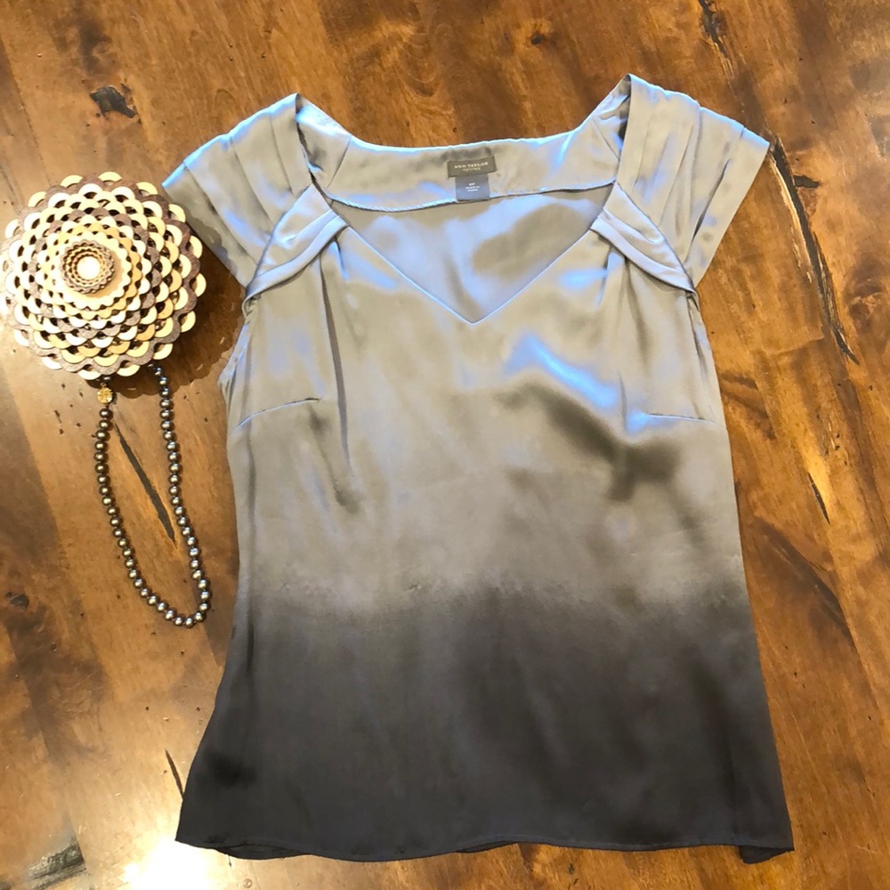 Beautifully designed Ann Taylor silver blouse 6P